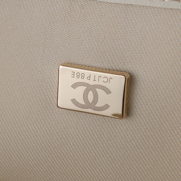 Elegant White Quilted Tote Bag - Picture 9 of 9